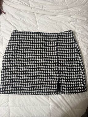 Old Navy Houndstooth Mini Skirt in Black and White
